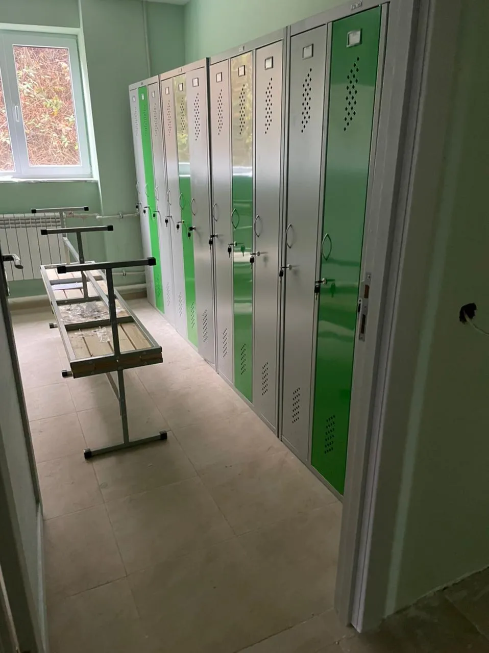 Металлические шкафы в раздевалку с нестандартным цветом