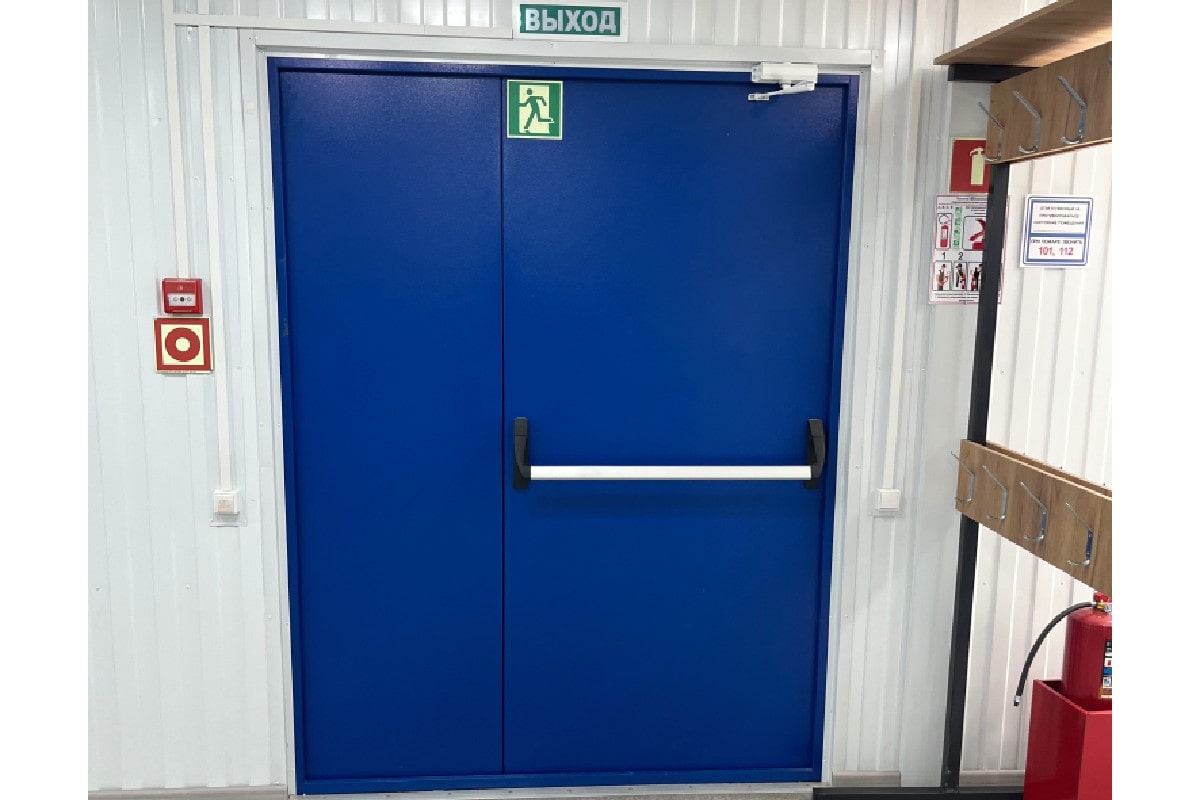 Полуторная глухая противопожарная дверь ДПМ-02 3 типа с антипаникой на активную створку